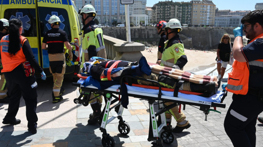 Bomberos realizando un simulacro en las rocas al pie del Paseo Marítimo (42)