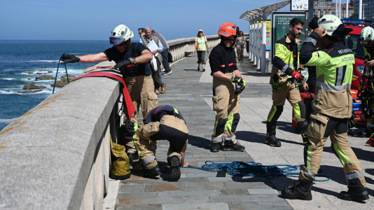 Bomberos realizando un simulacro en las rocas al pie del Paseo Marítimo (43)