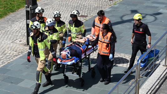 Bomberos realizando un simulacro en las rocas al pie del Paseo Marítimo (61)