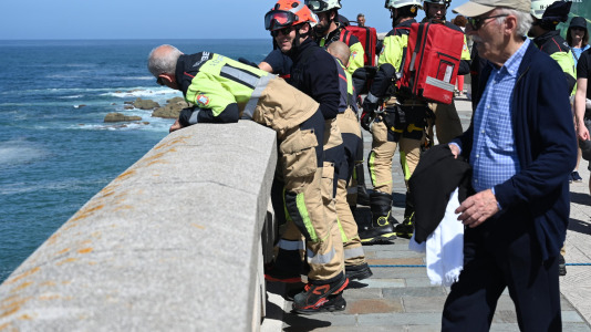Bomberos realizando un simulacro en las rocas al pie del Paseo Marítimo (46)