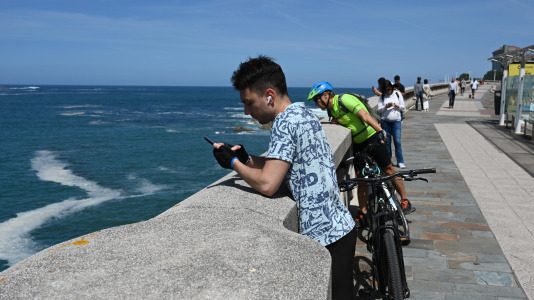 Bomberos realizando un simulacro en las rocas al pie del Paseo Marítimo (53)