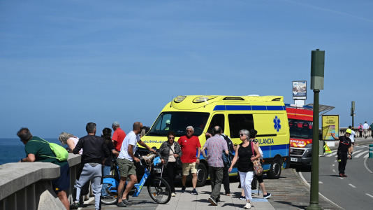 Bomberos realizando un simulacro en las rocas al pie del Paseo Marítimo (50)
