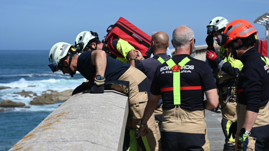Bomberos realizando un simulacro en las rocas al pie del Paseo Marítimo (45)