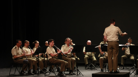 Música sobre las tablas del teatro Colón para celebrar el Día de las Fuerzas Armadas (6)