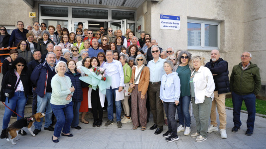 Foto de familia de la homenajeada, en el centro Rosa Rodríguez, con sus compañeros, amigos y pacientes