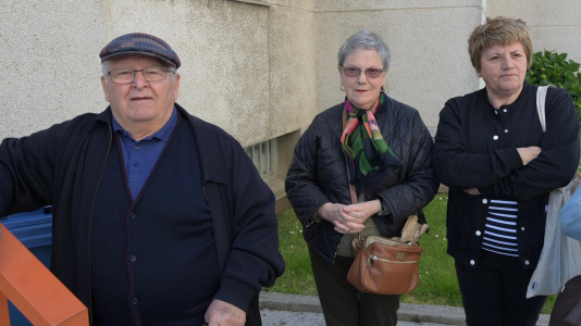 Muchos amigos, vecinos y pacientes acudieron a despedirse de la facultativa Rosa Rodríguez (2)