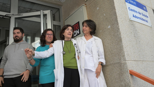 Muchos amigos, vecinos y pacientes acudieron a despedirse de la facultativa Rosa Rodríguez (1)