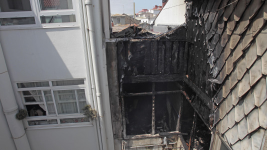 Así quedó por dentro el edificio okupado que ardió en la calle de la Barrera de A Coruña @ Quintana (8)