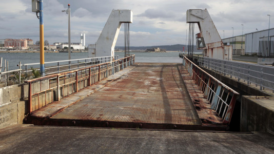 La rampa ro ro de los ferris de A Coruña, en la esquina de Calvo Sotelo y Batería FOTO Quintana