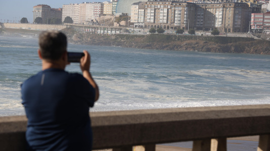 Mareas vivas playa del Orzán. FOTOS Germán Barreiros (10)