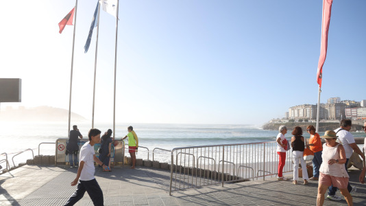 Mareas vivas playa del Orzán. FOTOS Germán Barreiros (6)