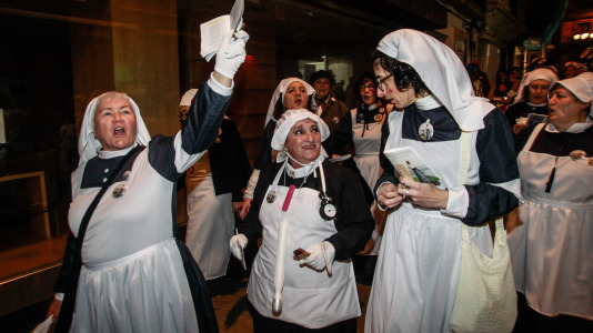 Las comadres dan inicio al carnaval coruñés (16)