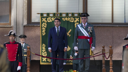 La celebración institucional incluyó la imposición de cruces de las órdenes del Mérito Militar y del Mérito de la Guardia Civil tanto a miembros del cuerpo como a personal ajeno