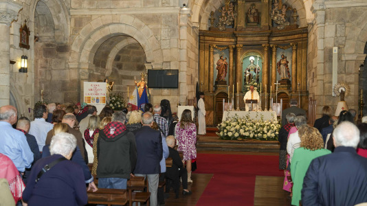 A la tradicional ceremonia de la misa católica se sumaron muchos trajes regionales aragoneses