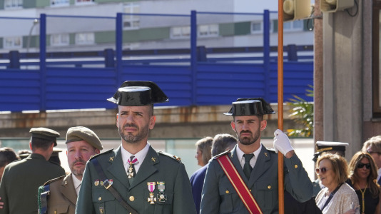 La celebración institucional incluyó la imposición de cruces de las órdenes del Mérito Militar y del Mérito de la Guardia Civil tanto a miembros del cuerpo como a personal ajeno