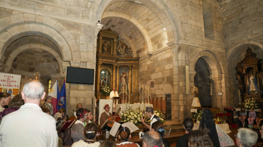 A la tradicional ceremonia de la misa católica se sumaron muchos trajes regionales aragoneses