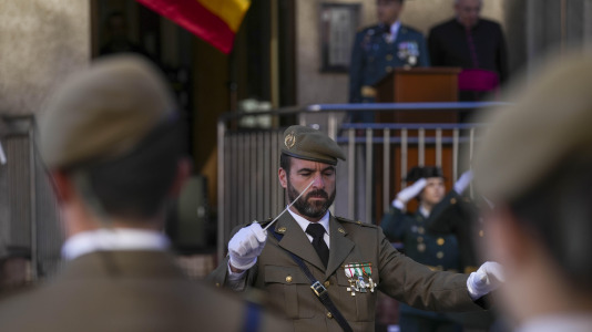 La celebración institucional incluyó la imposición de cruces de las órdenes del Mérito Militar y del Mérito de la Guardia Civil tanto a miembros del cuerpo como a personal ajeno
