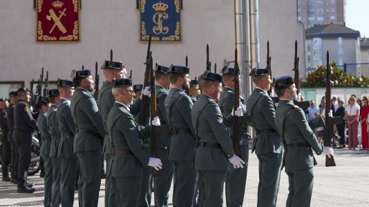 La celebración institucional incluyó la imposición de cruces de las órdenes del Mérito Militar y del Mérito de la Guardia Civil tanto a miembros del cuerpo como a personal ajeno