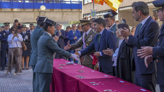 La celebración institucional incluyó la imposición de cruces de las órdenes del Mérito Militar y del Mérito de la Guardia Civil tanto a miembros del cuerpo como a personal ajeno