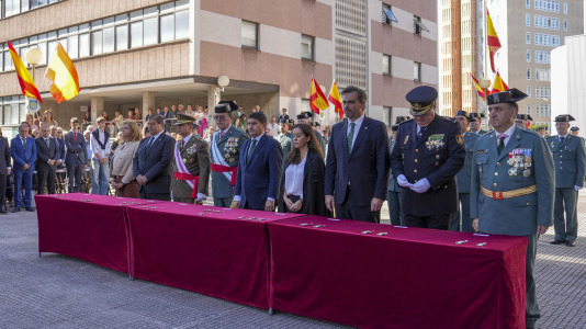 La celebración institucional incluyó la imposición de cruces de las órdenes del Mérito Militar y del Mérito de la Guardia Civil tanto a miembros del cuerpo como a personal ajeno