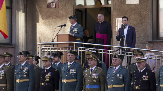 La celebración institucional incluyó la imposición de cruces de las órdenes del Mérito Militar y del Mérito de la Guardia Civil tanto a miembros del cuerpo como a personal ajeno