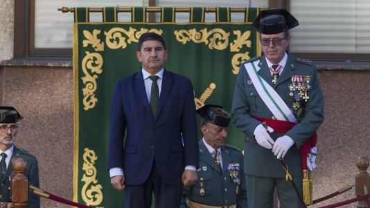 La celebración institucional incluyó la imposición de cruces de las órdenes del Mérito Militar y del Mérito de la Guardia Civil tanto a miembros del cuerpo como a personal ajeno
