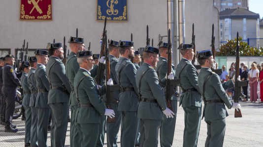 La celebración institucional incluyó la imposición de cruces de las órdenes del Mérito Militar y del Mérito de la Guardia Civil tanto a miembros del cuerpo como a personal ajeno