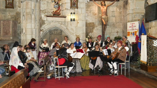 A la tradicional ceremonia de la misa católica se sumaron muchos trajes regionales aragoneses