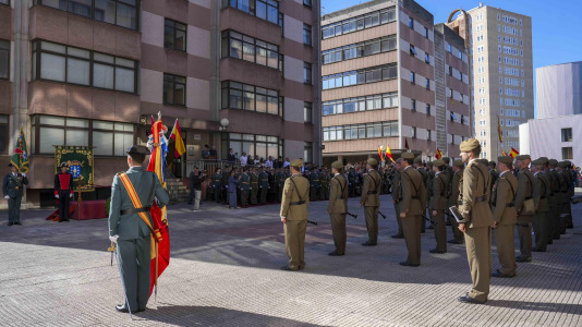 La celebración institucional incluyó la imposición de cruces de las órdenes del Mérito Militar y del Mérito de la Guardia Civil tanto a miembros del cuerpo como a personal ajeno