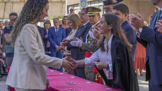 La celebración institucional incluyó la imposición de cruces de las órdenes del Mérito Militar y del Mérito de la Guardia Civil tanto a miembros del cuerpo como a personal ajeno