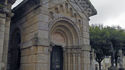 Panteón neorrománico de granito de la familia Río y Santos