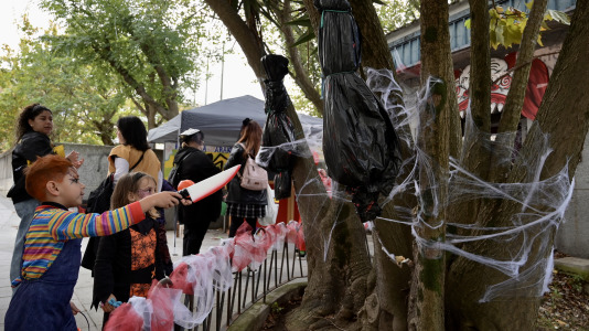 Los vecinos del barrio visten sus galas más aterradoras