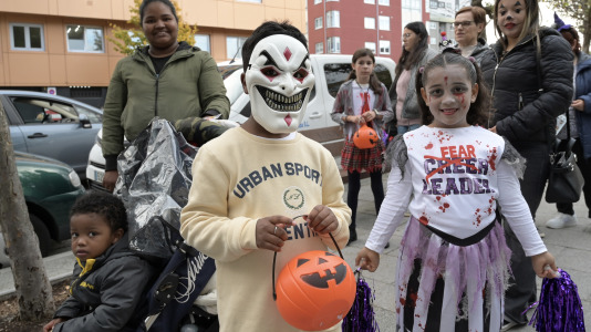 Los vecinos del barrio visten sus galas más aterradoras