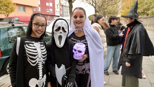 Los vecinos del barrio visten sus galas más aterradoras