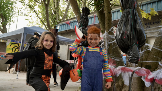 Los vecinos del barrio visten sus galas más aterradoras