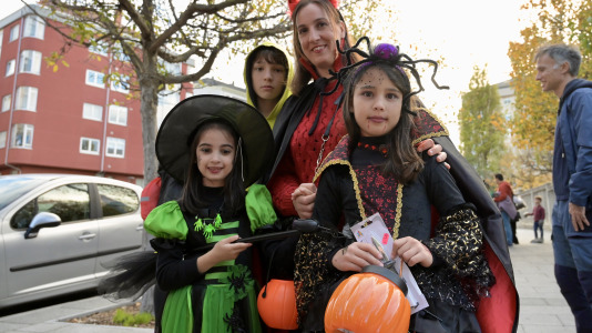 Los vecinos del barrio visten sus galas más aterradoras