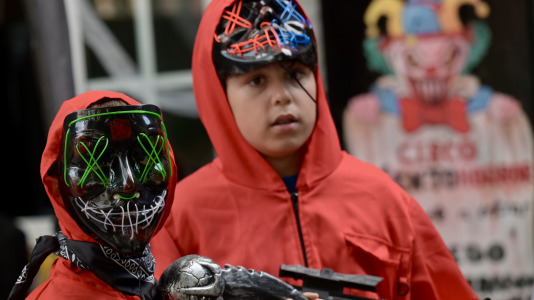 Los vecinos del barrio visten sus galas más aterradoras
