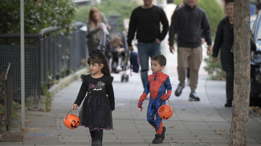 Los vecinos del barrio visten sus galas más aterradoras