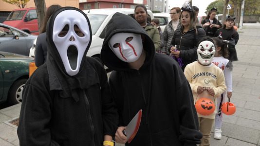 Los vecinos del barrio visten sus galas más aterradoras
