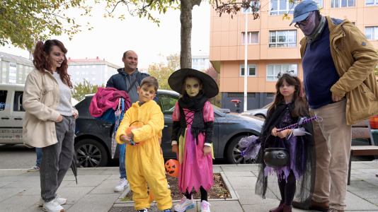 Los vecinos del barrio visten sus galas más aterradoras