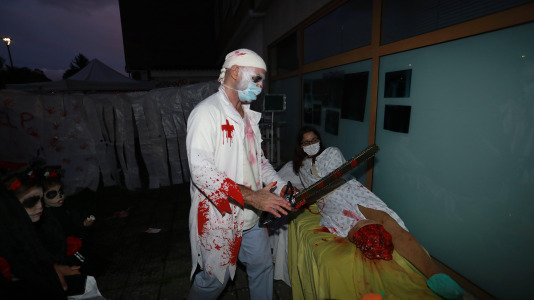 Gran día del terror con personajes horripilantes en A Barcala 