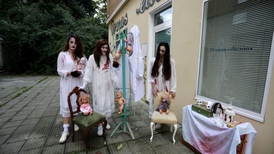 Gran día del terror con personajes horripilantes en A Barcala 