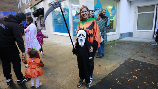 Gran día del terror con personajes horripilantes en A Barcala 