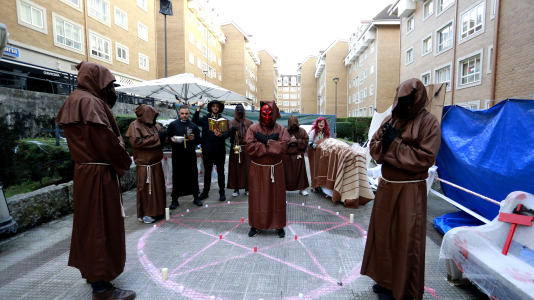 Gran día del terror con personajes horripilantes en A Barcala 