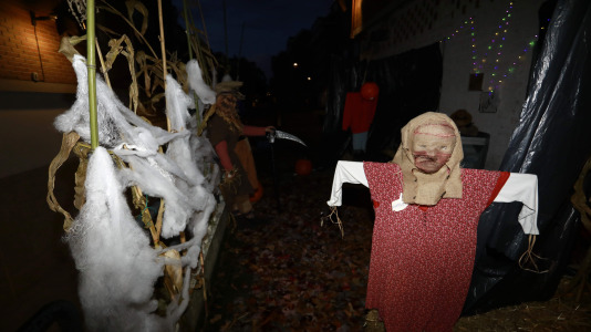 Gran día del terror con personajes horripilantes en A Barcala 