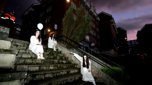 Gran día del terror con personajes horripilantes en A Barcala 