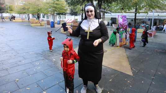 Gran día del terror con personajes horripilantes en A Barcala 