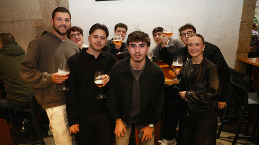 Clientes disfrutando de la fiesta de apertura