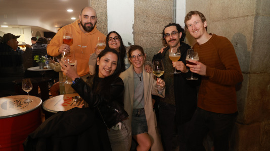 Clientes disfrutando de la fiesta de apertura