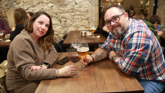 Clientes disfrutando de la fiesta de apertura